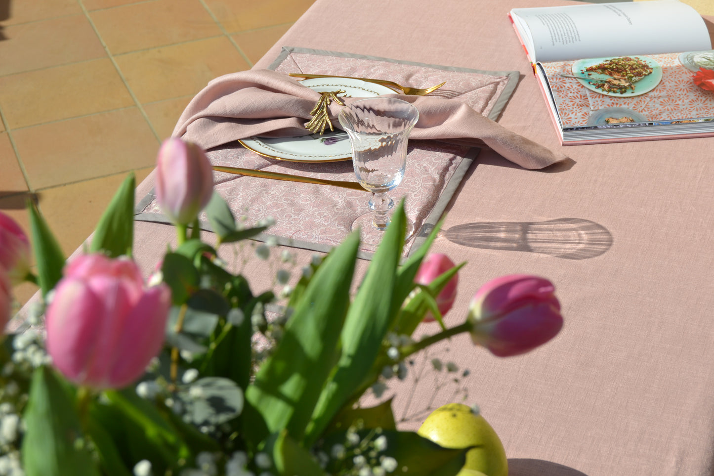 Dusty pink premium linen tablecloth